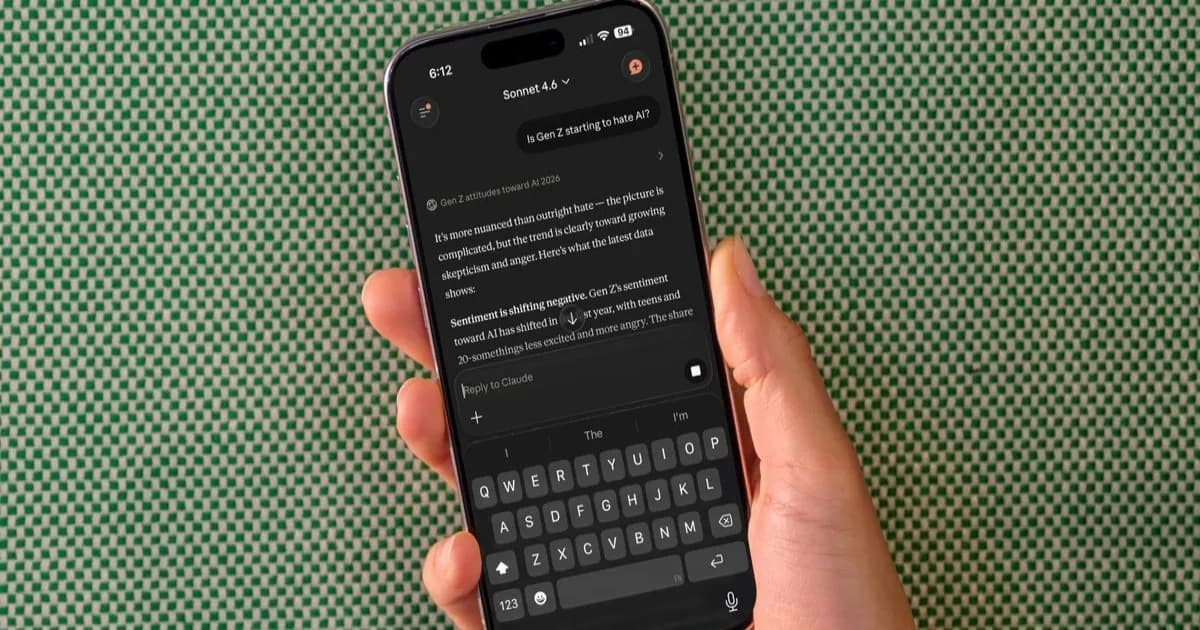 Aplikasi Claude di iPhone menampilkan antarmuka model AI