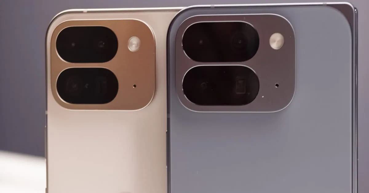 Render Google Pixel 11 Pro Fold dengan warna Pine dan bingkai emas