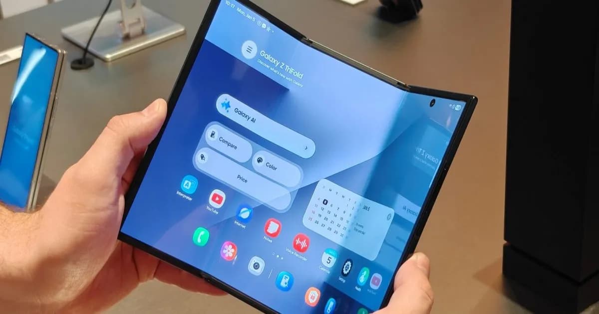 Galaxy Z TriFold Samsung dalam mode terbuka penuh
