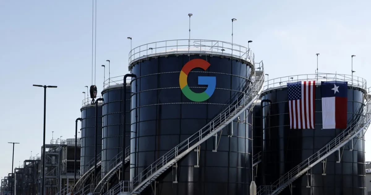 Pusat data Google di Texas dengan silo hitam dan logo Google