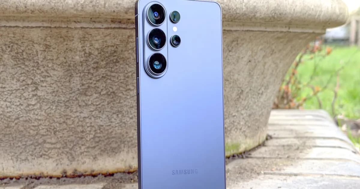 Samsung Galaxy S26 Ultra dengan layar memerah