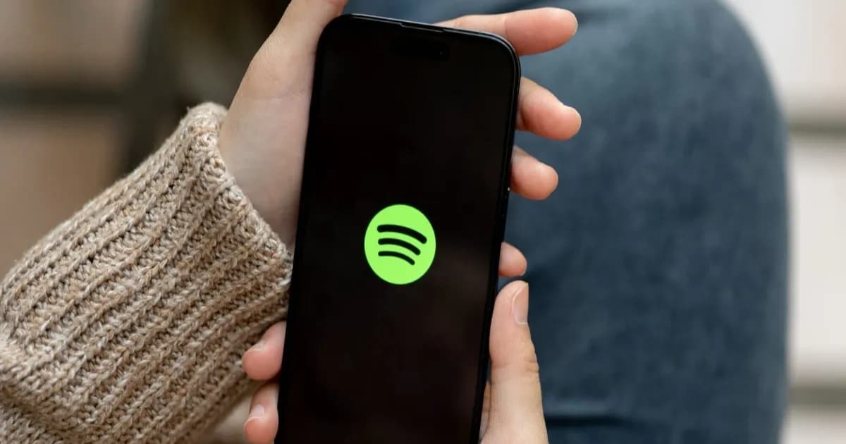 Logo Spotify dengan latar belakang hijau dan grafik lonjakan laporan gangguan