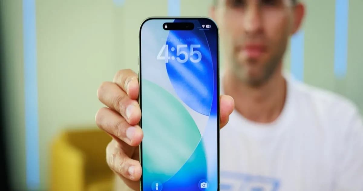 Apple iPhone 17 di tangan pengguna