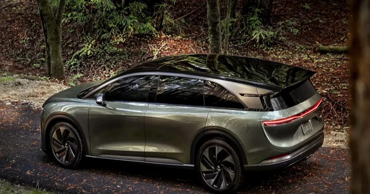 Ilustrasi mobil listrik Lucid Air di jalan raya