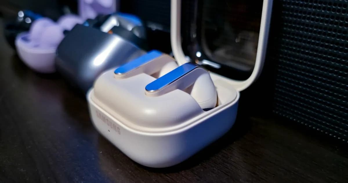 Samsung Galaxy Buds4 Pro bersanding dengan model Galaxy Buds lainnya di rak pajangan