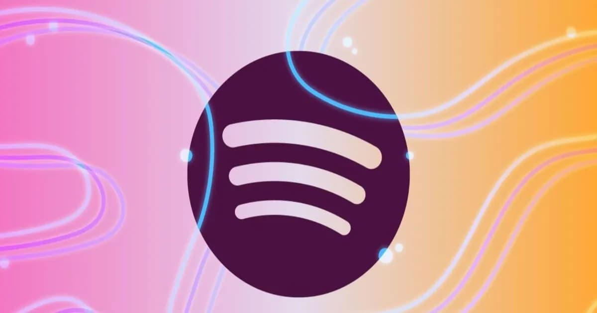 Seorang wanita dewasa menggunakan fitur Talk to Spotify di smartphone dengan antarmuka aplikasi yang menampilkan ikon mikrofon