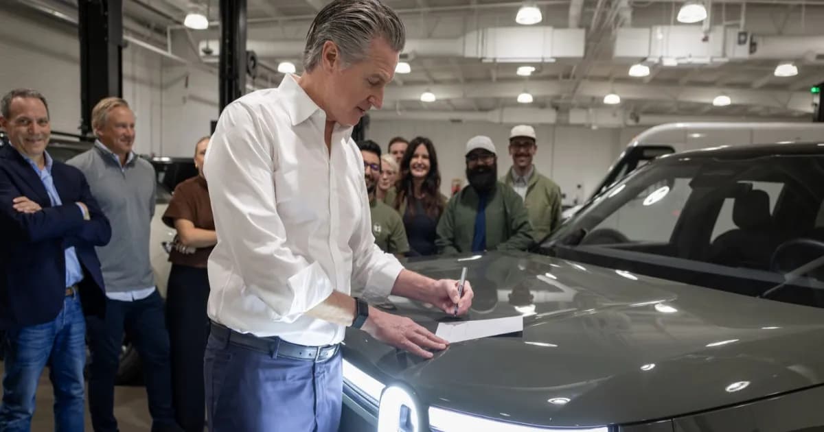Gubernur California Gavin Newsom menandatangani program MyFirstEV dengan diskon instan USD3.500 untuk pembeli EV pertama kali