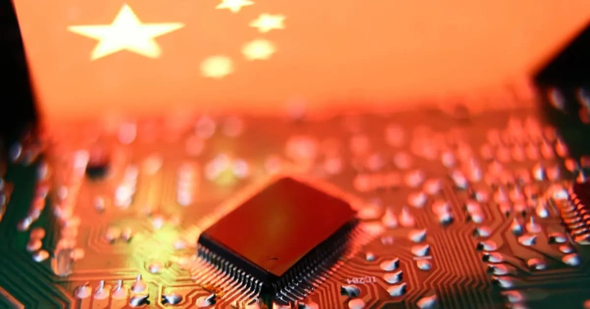 Ilustrasi chip semikonduktor dengan bendera China di atasnya