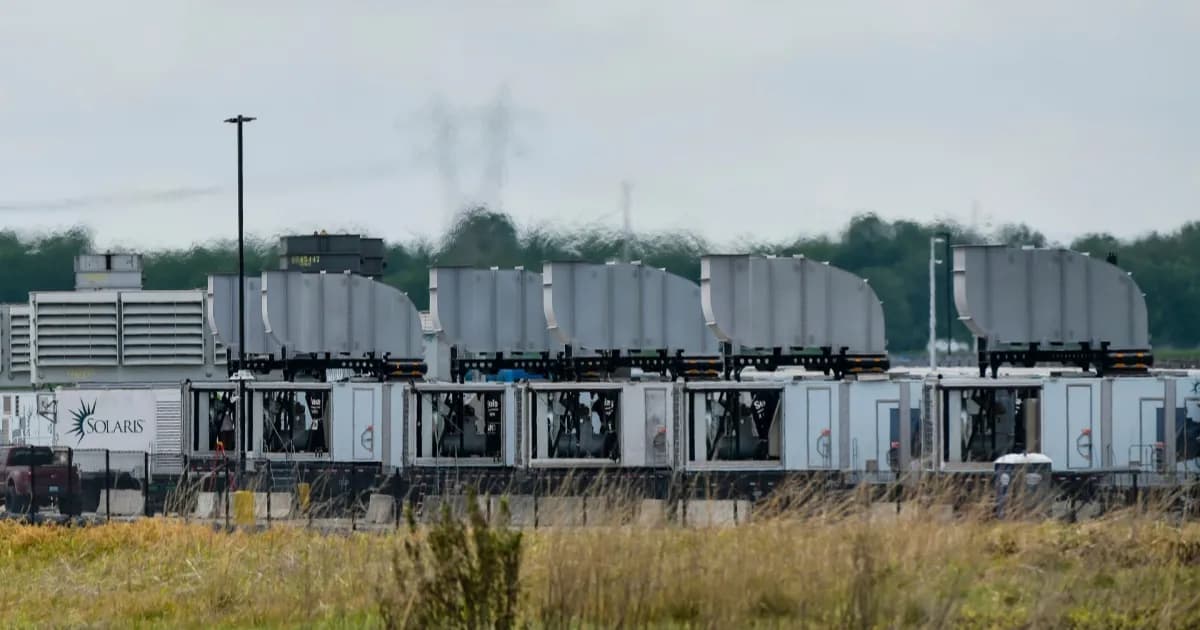 Sebuah gambar udara yang menunjukkan beberapa unit turbin gas alam portabel berwarna putih yang ditempatkan di area terbuka di Memphis, Tennessee, untuk memasok listrik ke pusat data xAI Colossus 2.