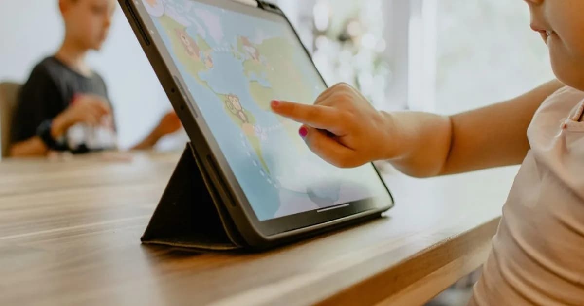 Ilustrasi Gemini 2.5 Pro mengamati interaksi orang tua dan anak untuk analisis perilaku