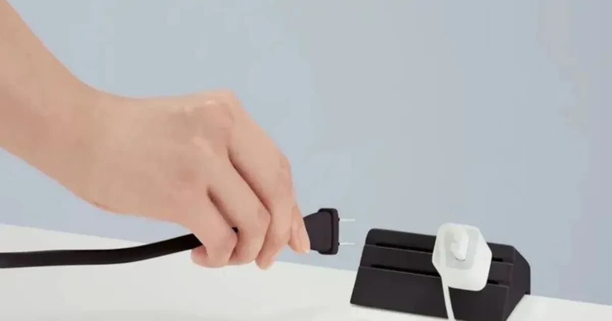 Kokuyo Energy Line power strip dengan desain slot kontinu dijepit di meja kerja