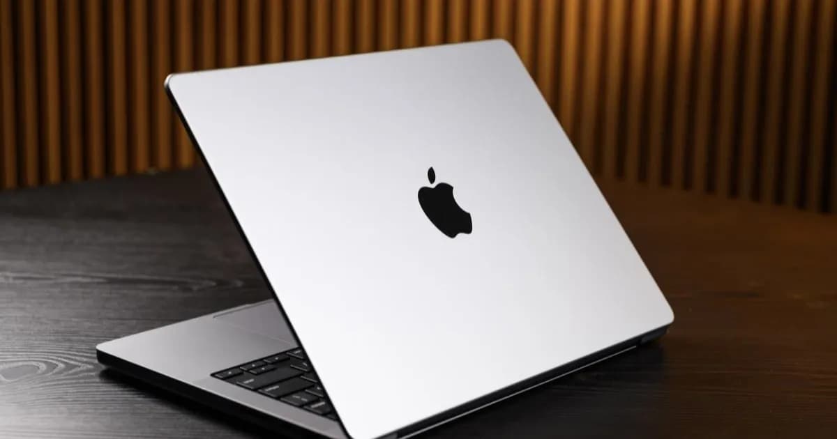 Ilustrasi peringatan malware CrashStealer di layar Mac dengan ikon crash reporter palsu