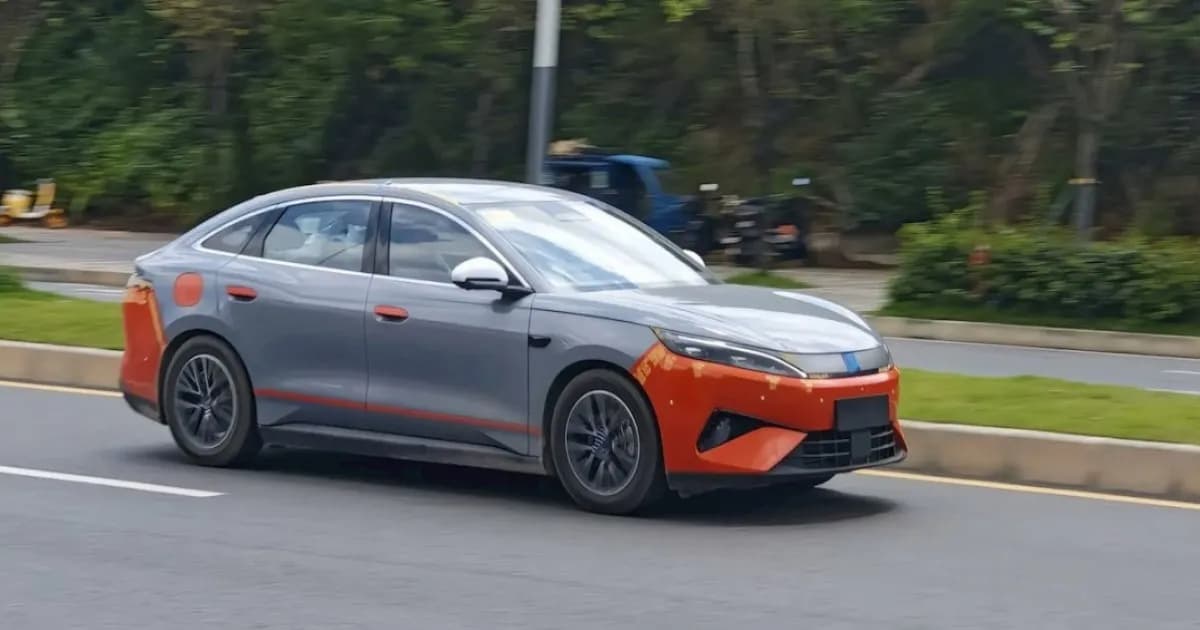 BYD Qin Max EV melaju di jalan umum tanpa kamuflase