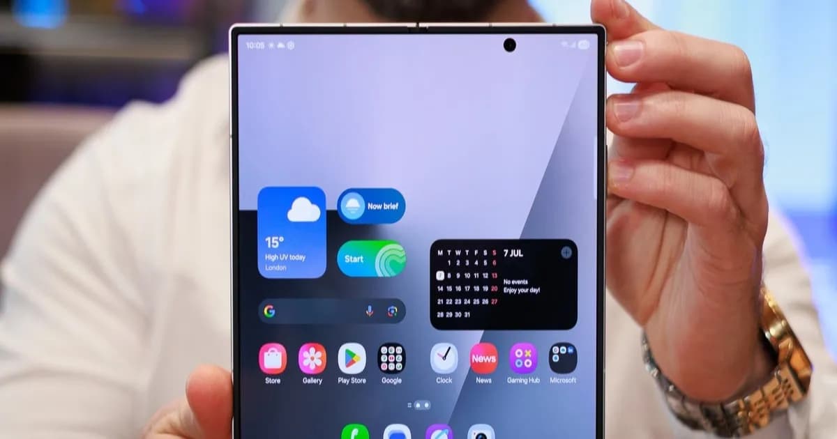 Ilustrasi Samsung Galaxy Z Fold 8 Ultra dengan fitur kamera Mirror View misterius di One UI 9