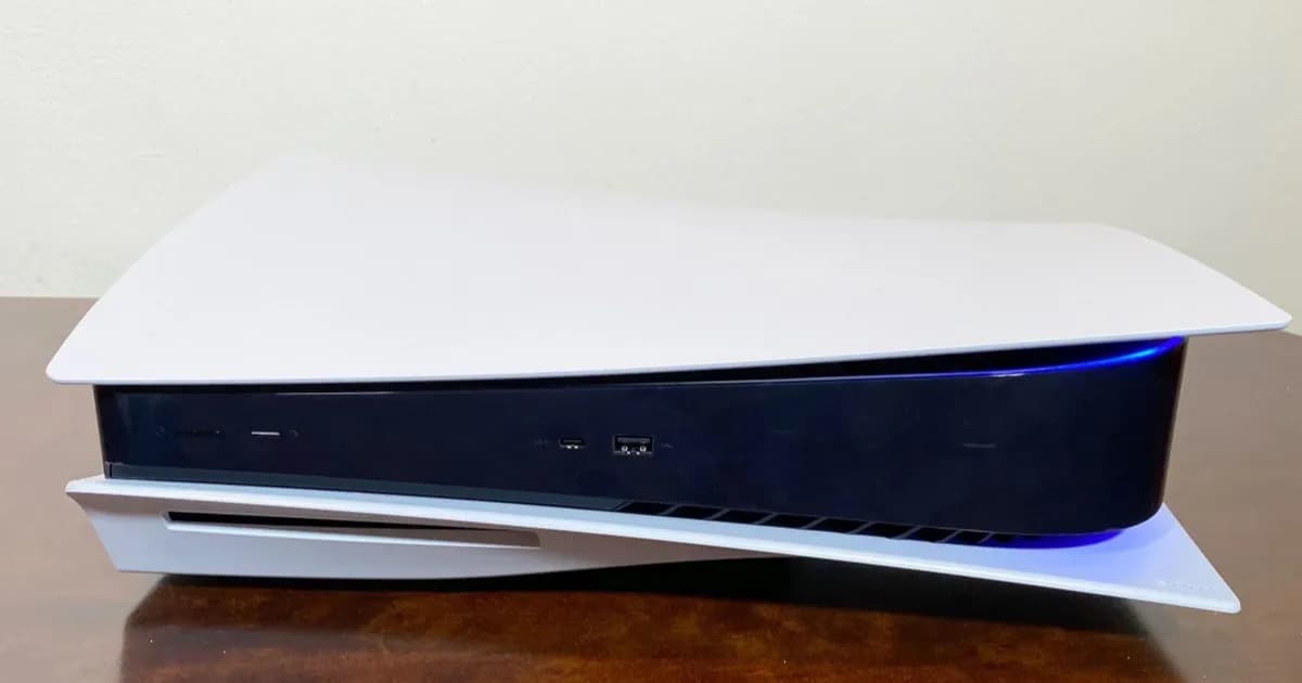 PlayStation 5 dengan latar belakang gelap