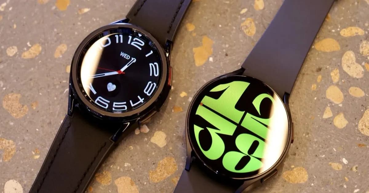 Smartwatch dengan layar menyala menunjukkan tampilan antarmuka pengguna