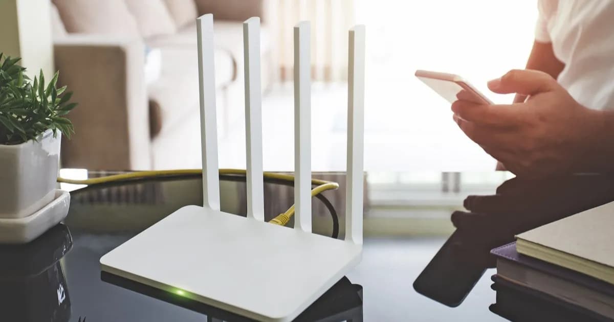 Ilustrasi router Wi-Fi yang terkena sinar matahari langsung di ambang jendela saat cuaca panas