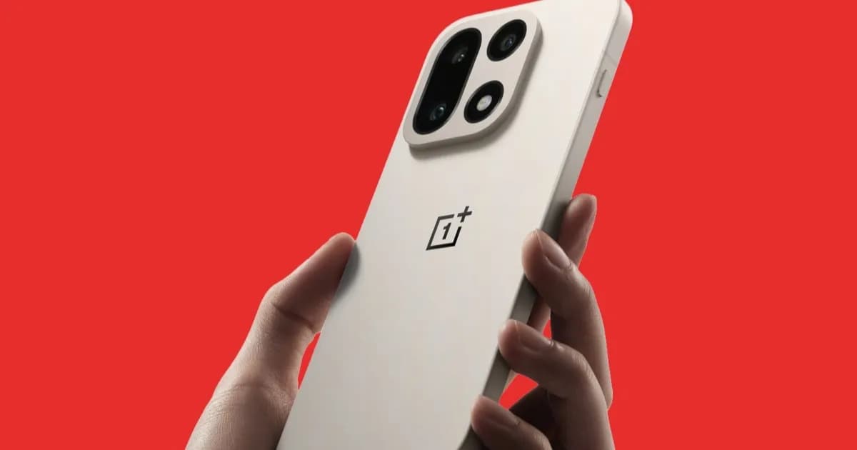 Ponsel OnePlus 13 dengan layar menyala menampilkan antarmuka ColorOS