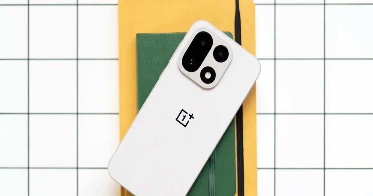 Logo OnePlus dengan latar belakang gelap dan teks OnePlus hengkang dari pasar global
