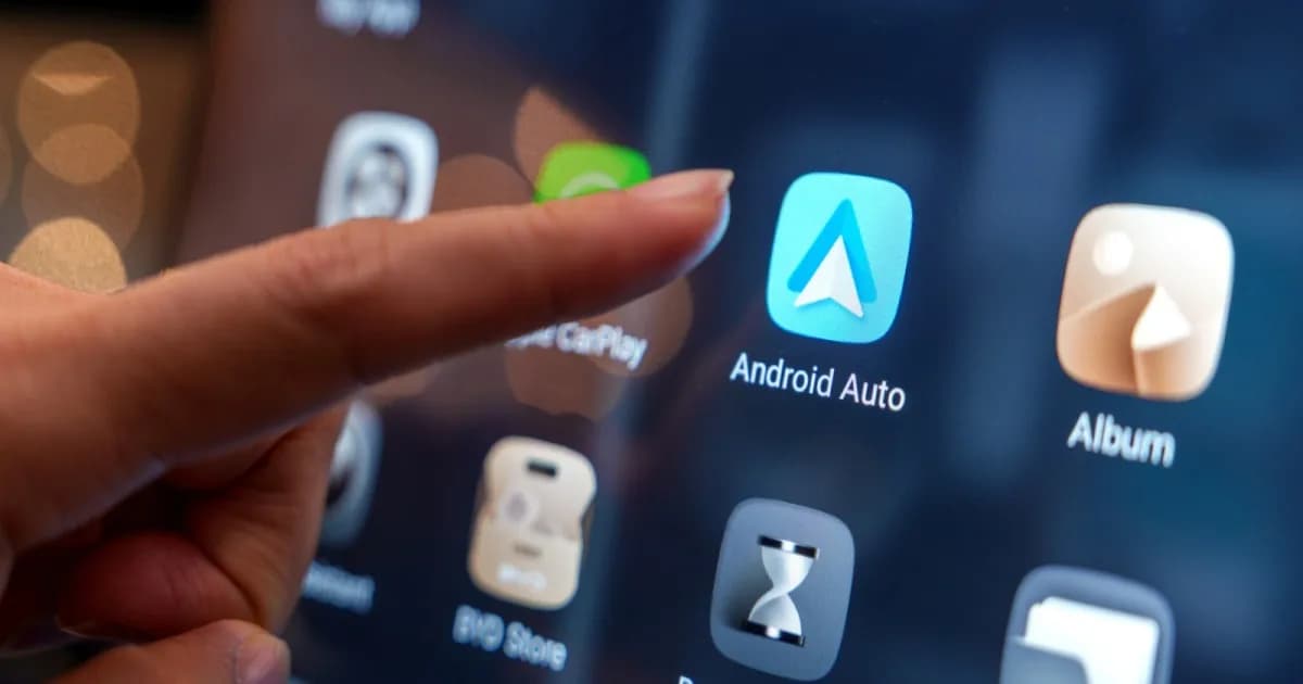 Ilustrasi antarmuka Android Auto di dashboard mobil modern