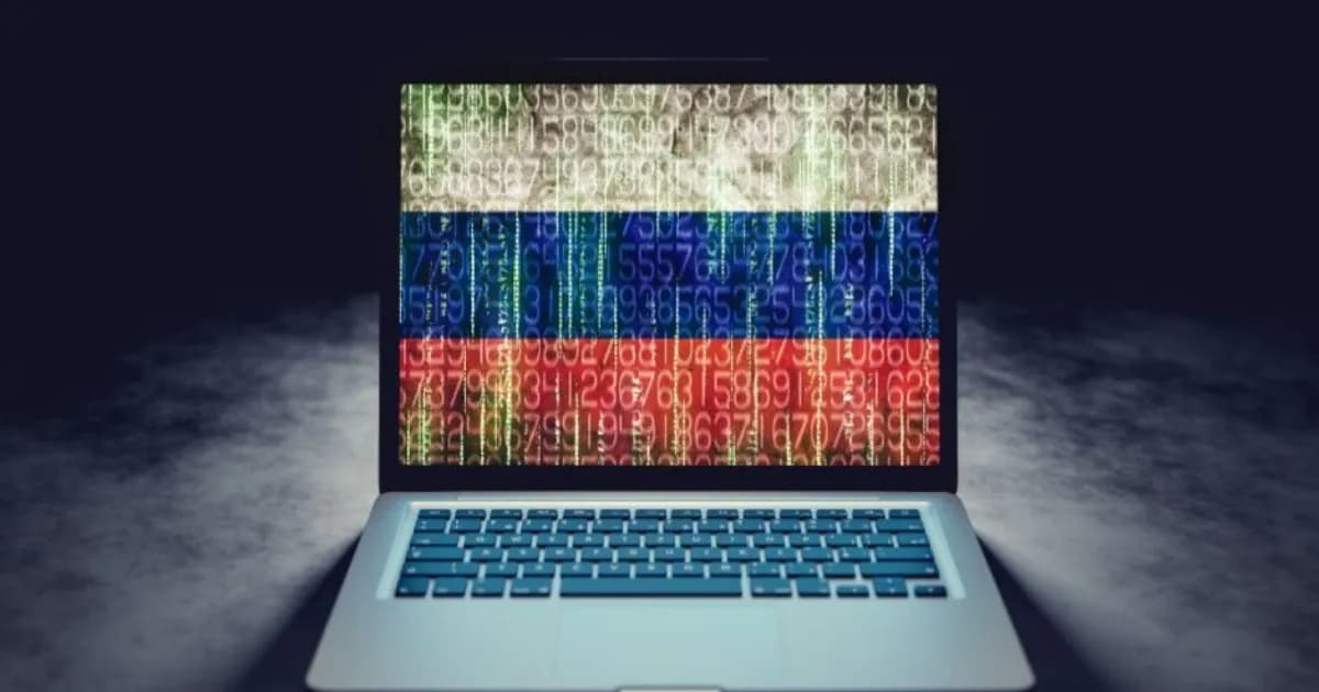 Bendera Rusia di atas laptop dengan latar belakang gelap