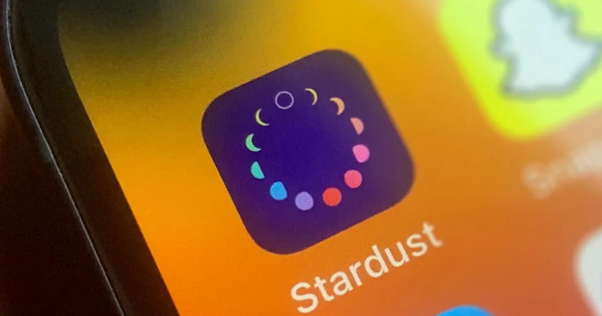 Ilustrasi aplikasi Stardust di ponsel dengan ikon keamanan data