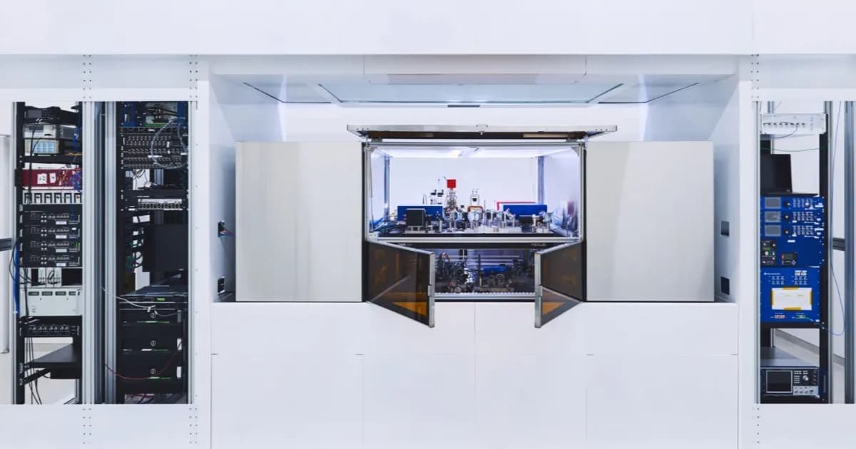 Ilustrasi susunan atom netral yang dijebak oleh optical tweezers dalam komputasi kuantum