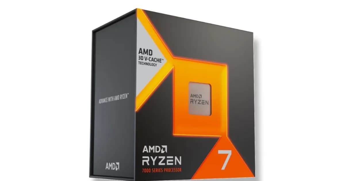 Prosesor AMD Ryzen 7 7700X3D dalam kemasan oranye dan abu-abu dengan latar belakang putih.