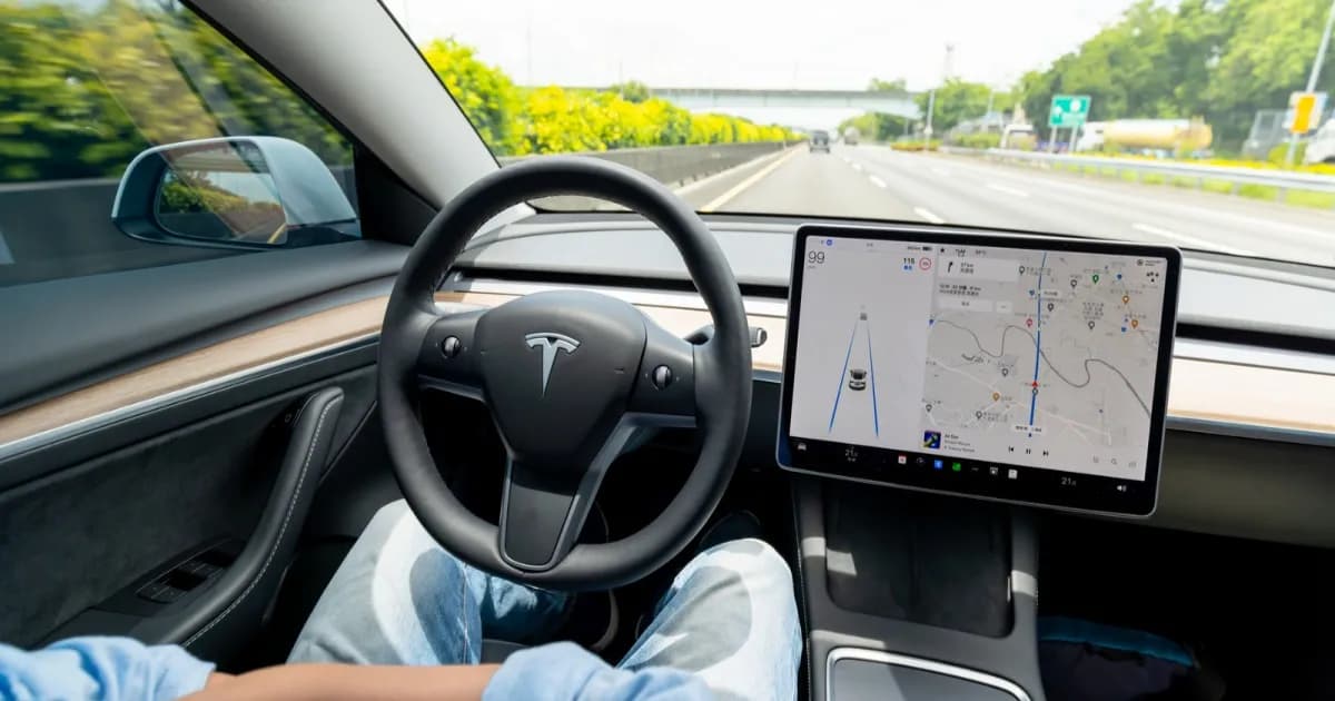 Ilustrasi pengemudi menggunakan sistem Full Self-Driving Tesla di jalan tol dengan tangan tidak memegang kemudi