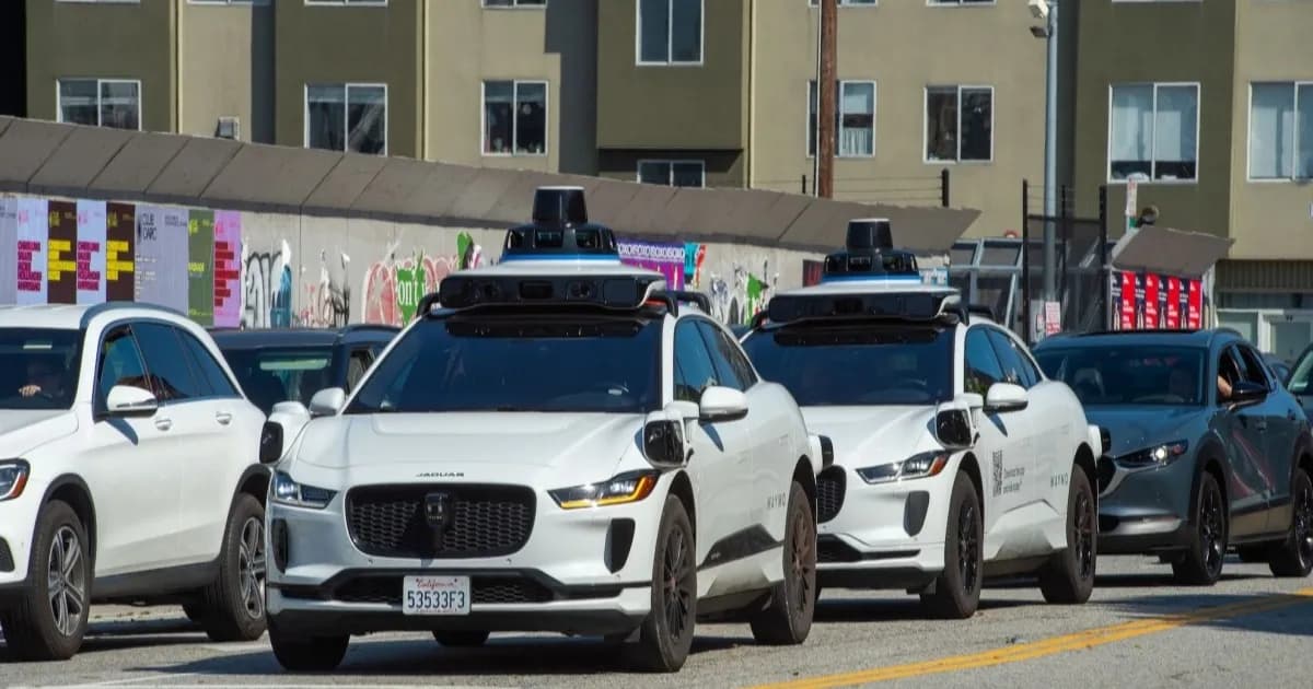 Robotaxi Waymo yang mogok dan menyebabkan kemacetan parah di jalan San Francisco