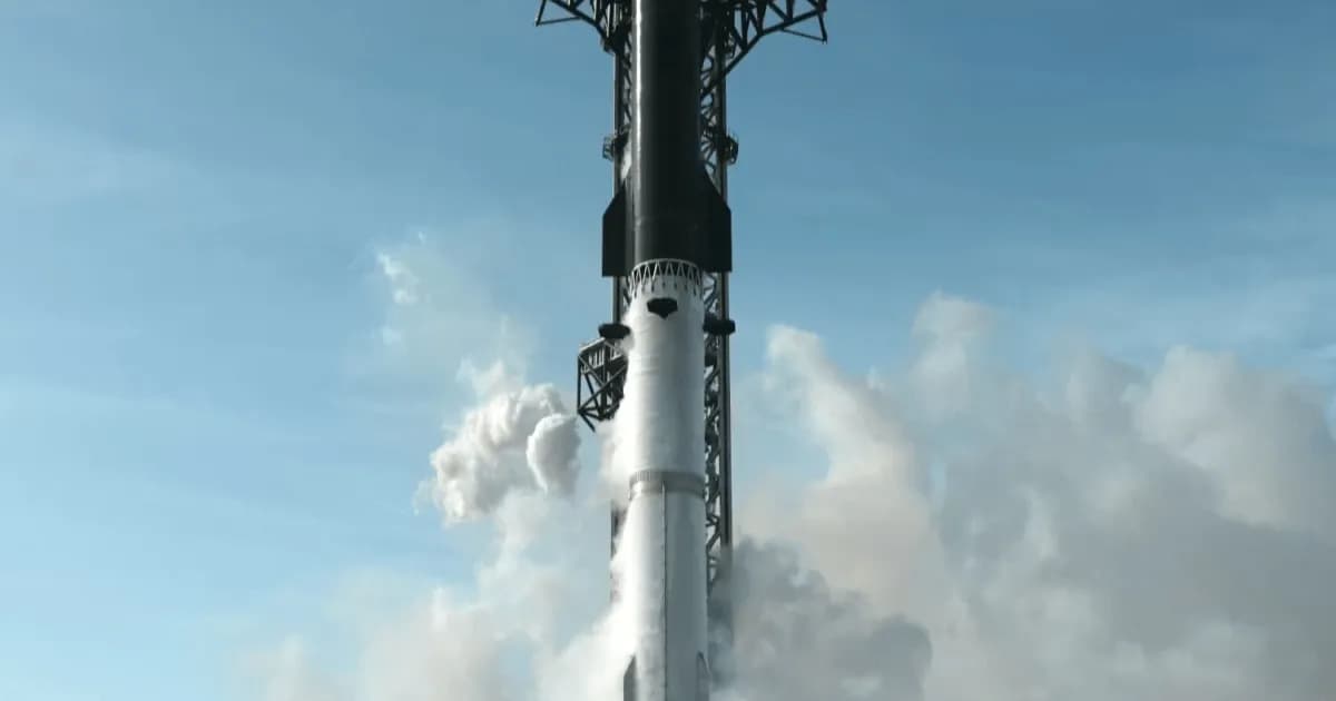 Roket Starship V3 SpaceX di landasan peluncuran dengan asap dari mesin yang menyala