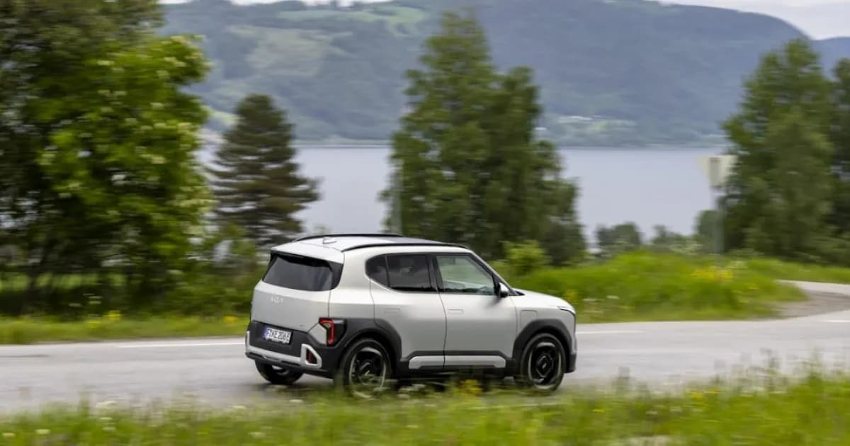 Kia EV2 Long Range tampak samping dengan desain kompak dan modern