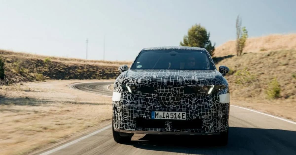 BMW iX4 2027 sedang diuji coba di jalanan Munich, Jerman dengan kamuflase ringan