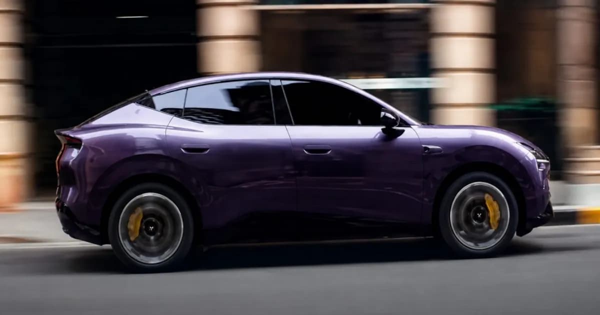 Xpeng L03 SUV coupe listrik tampak samping di jalan raya Eropa