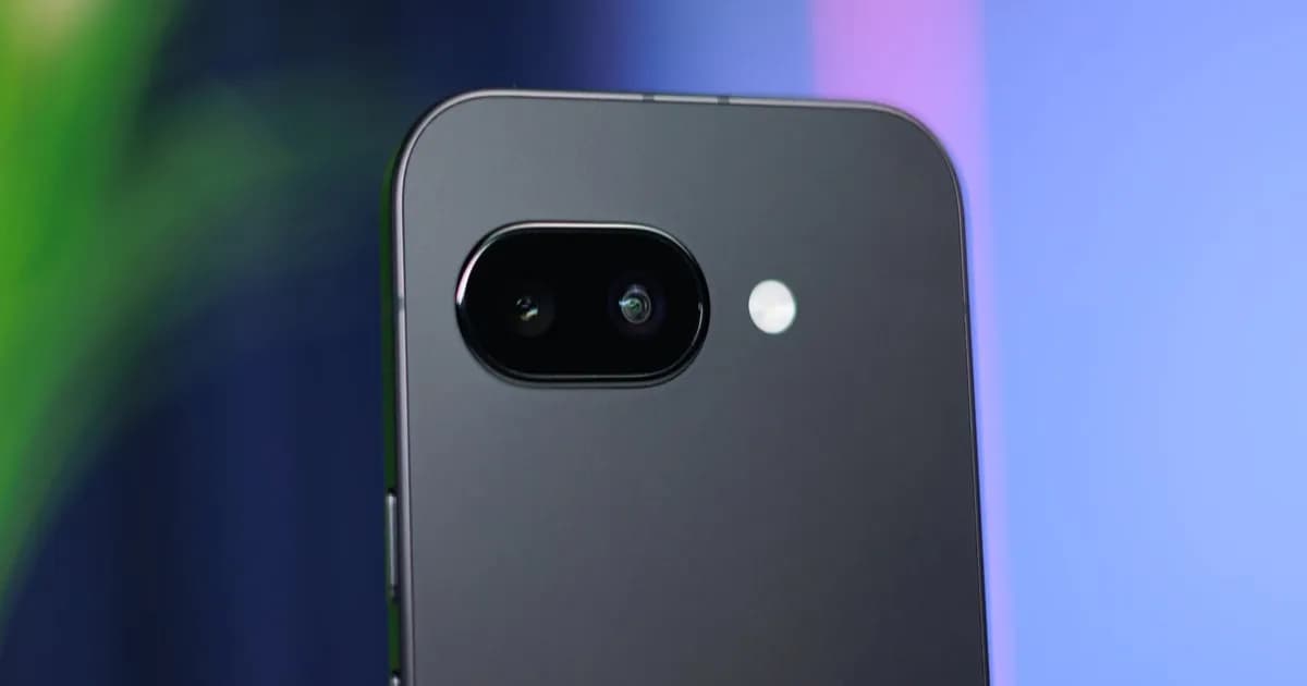 Google Pixel 9a tampak depan dengan layar penuh