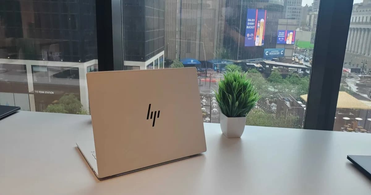 Logo HP India dengan latar belakang gedung perkantoran