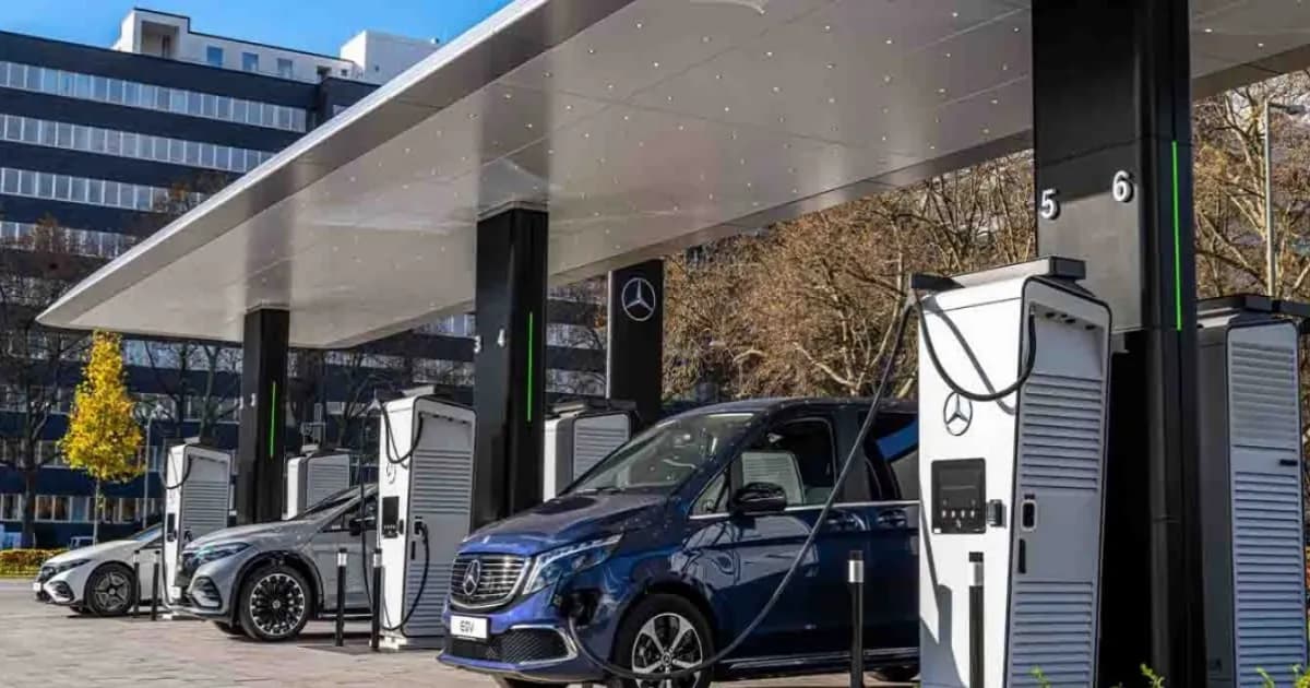 Mobil listrik Mercedes sedang diisi daya di stasiun pengisian Eropa