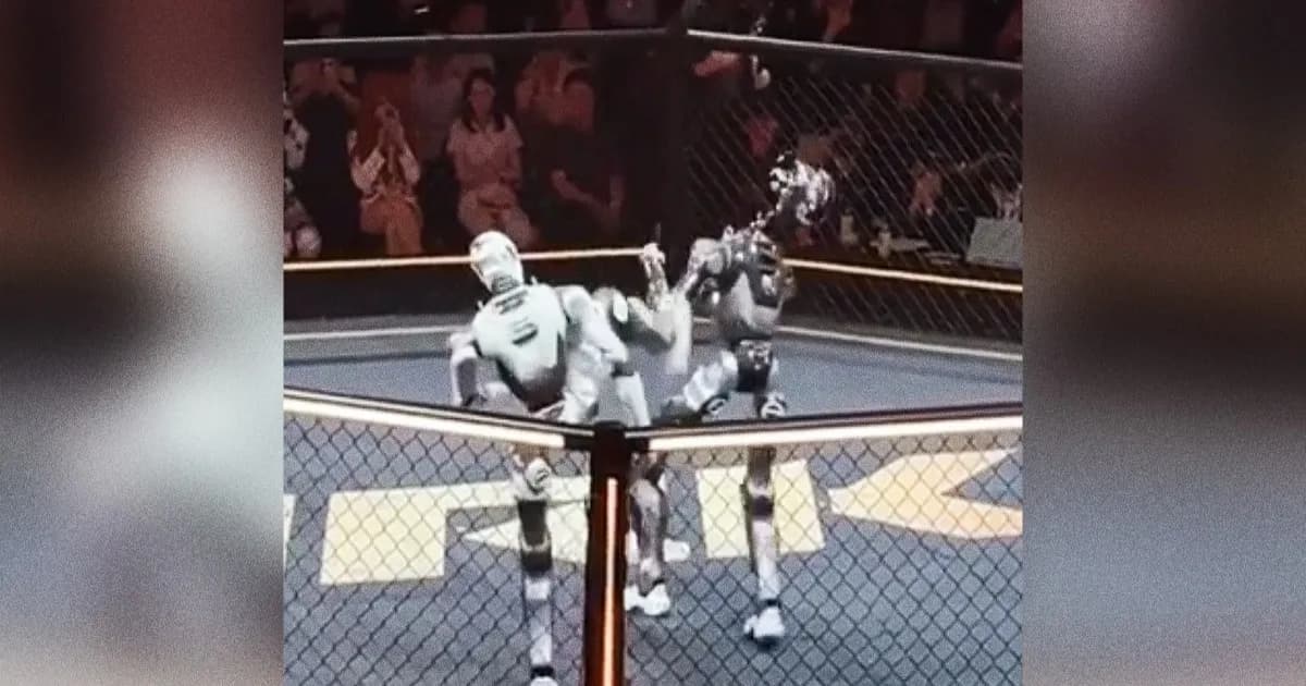 Dua robot humanoid bertarung di ring URKL Shenzhen dengan salah satu robot kehilangan kepala