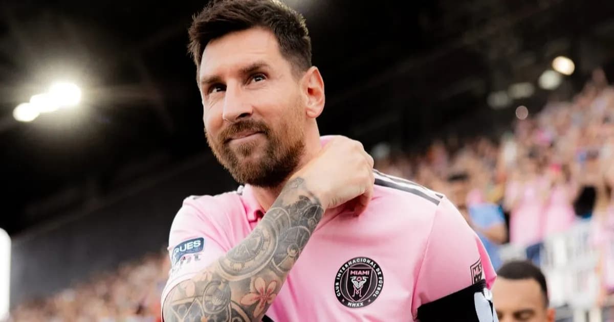 Close up portret Lionel Messi di Galaxy Z Fold 8 Ultra edisi Caviar