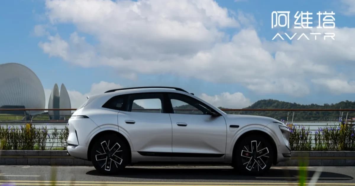 SUV listrik Avatr 07L dari Changan dengan tiga motor listrik 955 hp tampak dari depan
