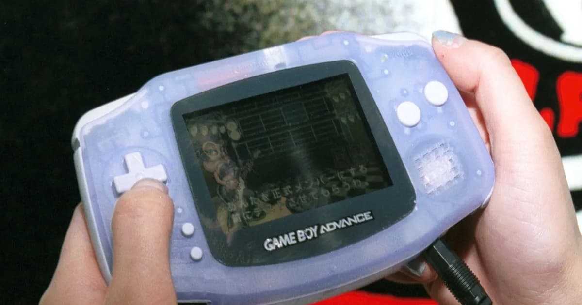 Gameboy Advance yang dimodifikasi untuk menjalankan software cracking password gba-hashcat
