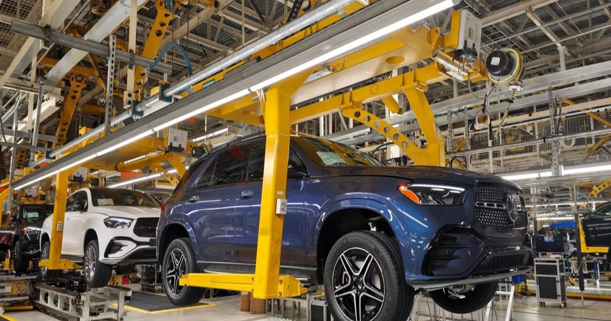 Mercedes GLE dan GLS 2027 tampak depan dengan lampu LED dan gril krom