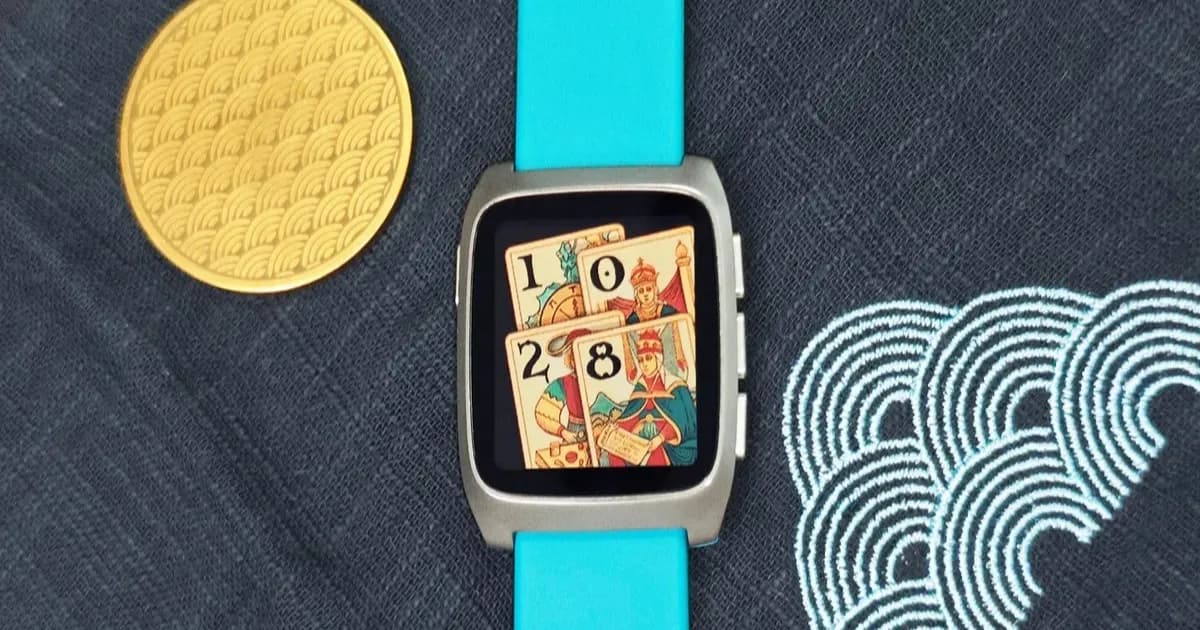 Pebble Time 2 smartwatch dengan layar menampilkan desain gelombang