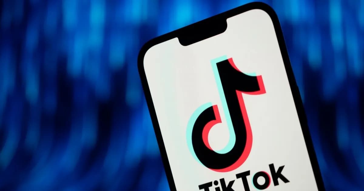 Ilustrasi logo TikTok dengan latar belakang gedung pemerintahan AS