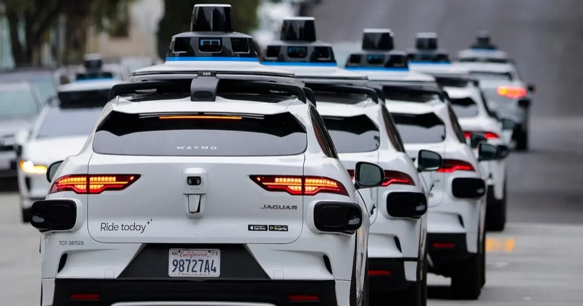 Kendaraan otonom Waymo di jalanan San Francisco saat pemadaman listrik