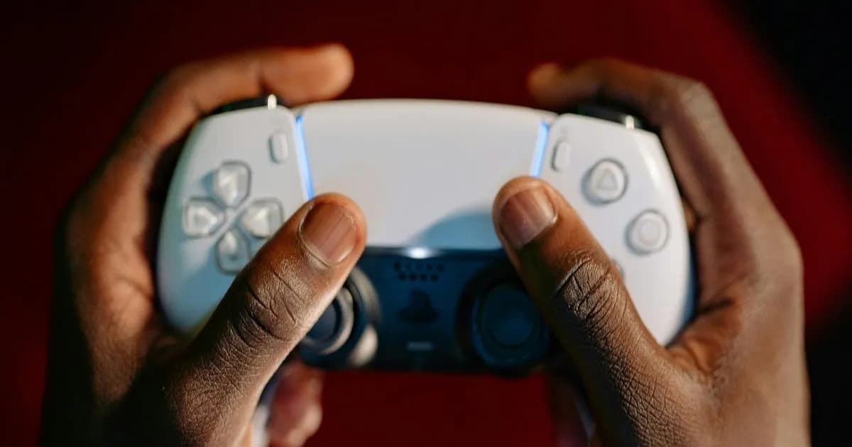 PlayStation DualSense Controller dengan layar sentuh kecil yang dapat dilepas