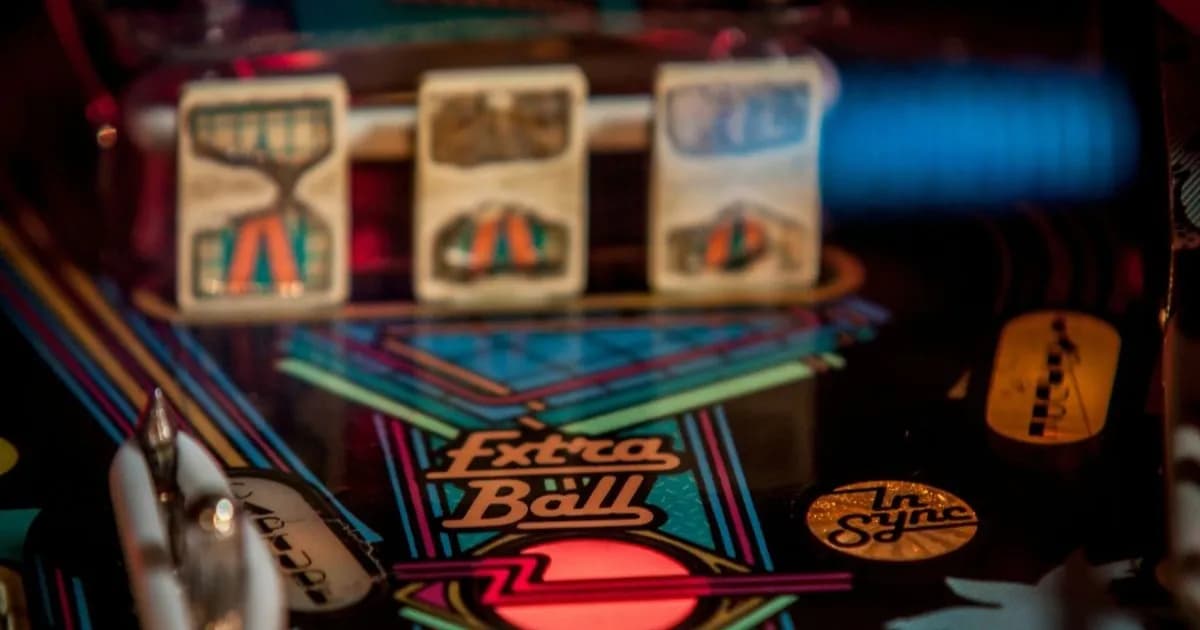 Ilustrasi mesin pinball klasik dengan lampu warna-warni