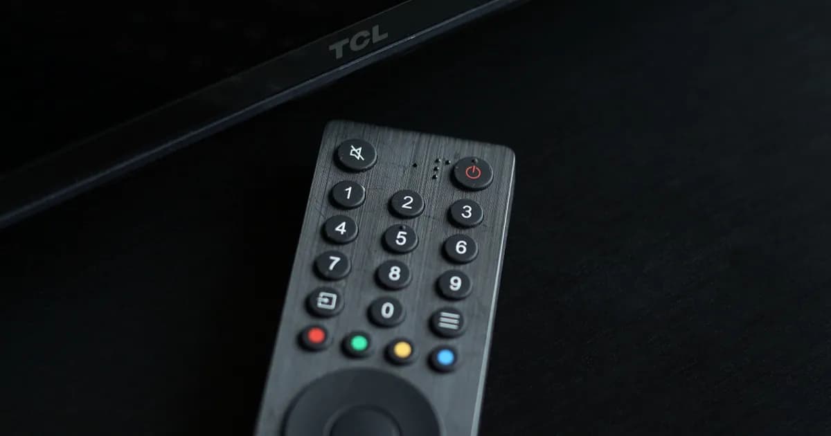 Remote TV modern dengan teknologi inframerah dan Bluetooth