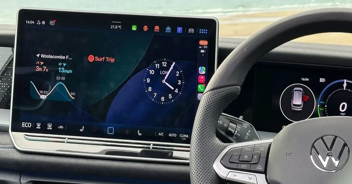 Ilustrasi mobil modern yang terhubung dengan jaringan internet dan risiko keamanan siber
