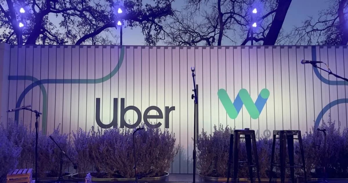 Ilustrasi pertarungan regulasi robotaxi antara Uber dan Waymo di Washington D.C.